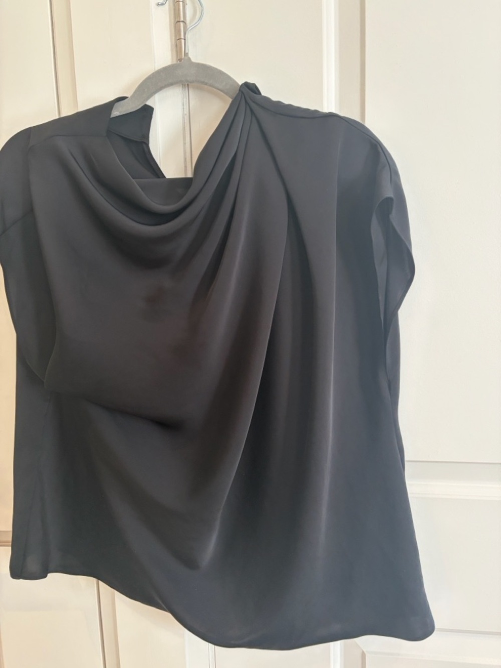 Minimalist Draped Black Sleeveless Top Babaton - Picture 2 of 2